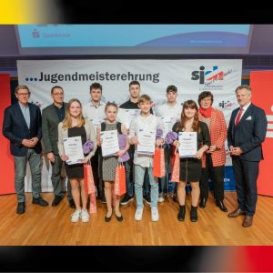 Die Innenministerin des Landes Schleswig-Holstein Dr. Sabine Sütterlin-Waack, der Präsident des Landessportverbandes Schleswig-Holstein Hans-Jakob Tiessen, der Präsident des Sparkassen- und Giroverbandes für Schleswig-Holstein Oliver Stolz sowie der Vorsitzende der Sportjugend Schleswig-Holstein Matthias Hansen mit den SportlerInnen des Kodokan Norderstedt: Marcel Said, Jule Jacobs, Michelle Rockmann, Constantin Lüth, Nieke Südbrock, Magnus Rockmann, Malon Stahlhuth und Hannes Jacobs