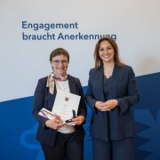Imke Ott (li.) mit Magdalena Finke, Ministerin für Inneres, Kommunales, Wohnen und Sport des Landes Schlewsig-Holstein