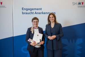 Imke Ott (li.) mit Magdalena Finke, Ministerin für Inneres, Kommunales, Wohnen und Sport des Landes Schlewsig-Holstein
