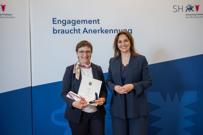 Imke Ott (li.) mit Magdalena Finke, Ministerin für Inneres, Kommunales, Wohnen und Sport des Landes Schlewsig-Holstein